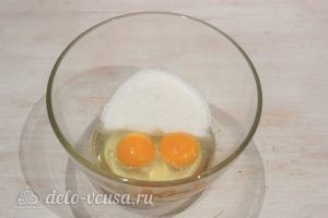 Творожник: Смешиваем яйца и сахар