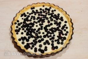 Творожный пирог со смородиной: Высыпаем ягоды смородины