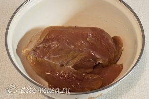 Вяленая куриная грудка: Промыть мясо