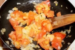 Яичница с помидорами и луком: Добавляем помидоры