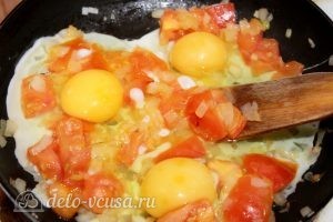 Яичница с помидорами и луком: Добавляем яйца