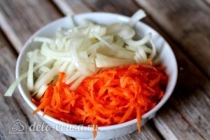 Рыба под маринадом: Порезать лук и морковь