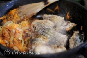 Рыба под маринадом: Добавить овощи к рыбе