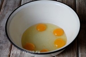Яичный пирог: Разбиваем и присаливаем яйца