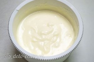 Бисквитное пирожное со сливочным кремом: Взбиваем яйца с сахаром