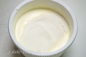 Бисквитное пирожное со сливочным кремом: Добавляем муку и разрыхлитель