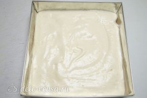 Бисквитное пирожное со сливочным кремом: Выливаем тесто в форму