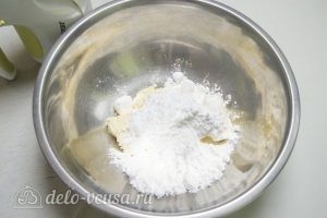 Бисквитное пирожное со сливочным кремом: Взбиваем масло с сахарной пудрой