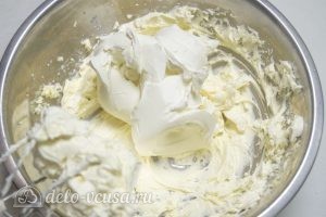 Бисквитное пирожное со сливочным кремом: Добавляем сливочный сыр