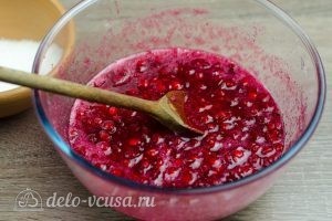 Калина перетертая с сахаром: Размять ягоды ступкой