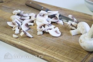 Картофельная запеканка с курицей и грибами: Нарезать и обжарить грибы