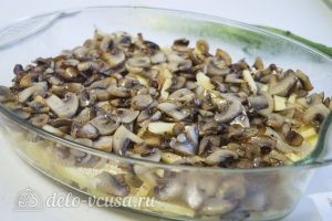 Картофельная запеканка с курицей и грибами: Выложить лук и грибы на картофель