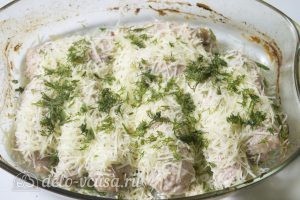 Мясные рулеты с картофелем: Посыпаем рулеты сыром и зеленью