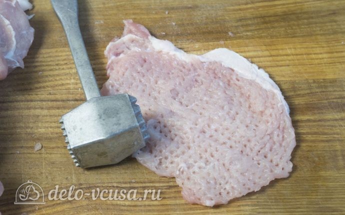 Мясные рулеты с картофелем: Отбиваем свинину