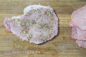 Мясные рулеты с картофелем: Помещаем начинку на мясо
