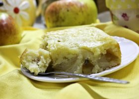 Пирог с манкой и яблоками
