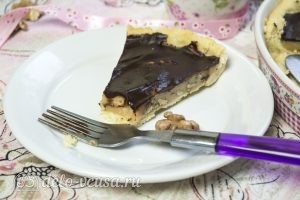 Пирог с шоколадом и орехами