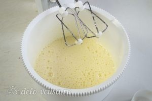 Пышки на сковороде: Взбить яйца