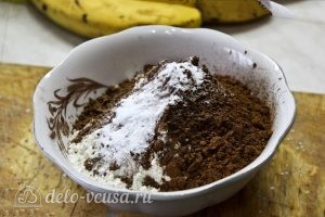 Шоколадные блины с бананом: Соединить муку с какао