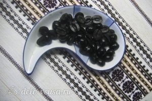 Мясная солянка: Режем маслины пополам