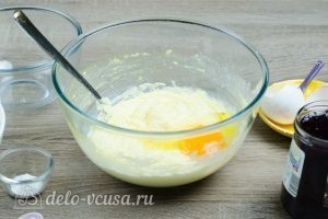 Тертый пирог с вареньем: Добавить второе яйцо