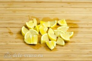Витаминная смесь из сухофруктов: Порезать лимон