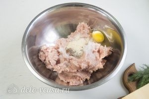 Бублики с фаршем в духовке: Добавить яйца, соль, специи