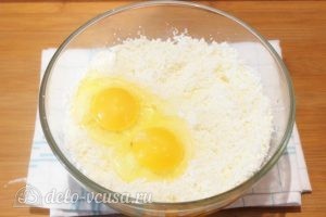 Кокосовые сырники: Разбиваем яйца в творог