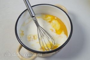 Медовик на желтках: Соединяем сахар, крахмал, молоко и желтки для крема
