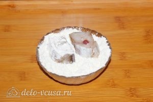 Жареный минтай в муке: Обваливаем минтай в муке с солью