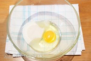 Оладьи на сыворотке: Разбиваем яйцо и добавляем сахар и соль
