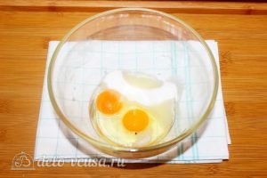 Оладьи-сердечки: Разбить яйца в миску