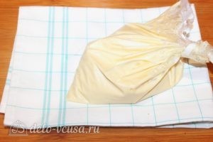 Оладьи-сердечки: Кладем тесто в кондитерский мешок