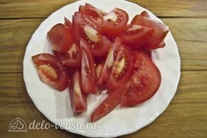 Омлет в лаваше: Нарезаем дольками помидор