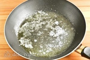 Пельмени в горшочках с грибами: Растапливаем масло на сковороде