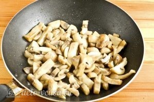 Пельмени в горшочках с грибами: Отправляем на сковороду грибы