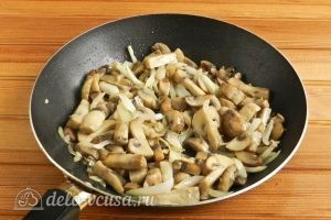 Пельмени в горшочках с грибами: Обжариваем до готовности, солим, перчим