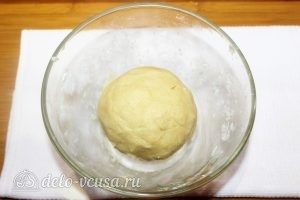 Песочный пирог с творогом и ягодами: Вымешиваем тесто