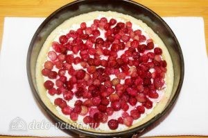 Песочный пирог с творогом и ягодами: Выкладываем ягоды