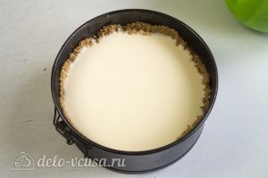 Пирог Сметанник: Вылить сметанную заливку в форму и отправить в духовку