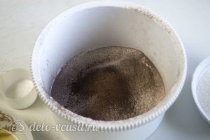 Шоколадно-карамельный торт: Просеять муку и какао