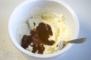 Шоколадно-карамельный торт: Добавить карамельный соус