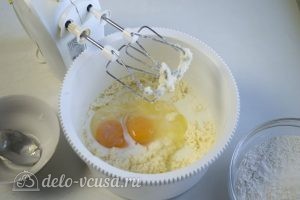 Шоколадно-кокосовое печенье: Добавляем яйца и молоко