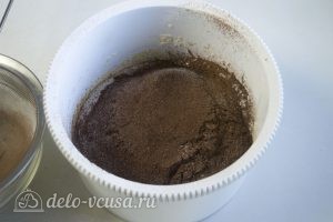 Шоколадно-кокосовое печенье: Просеиваем муку, какао и разрыхлитель