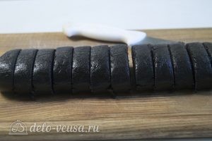 Шоколадно-кокосовое печенье: Разрезаем тесто на 12 частей