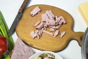 Датский салат: Нарезаем ветчину