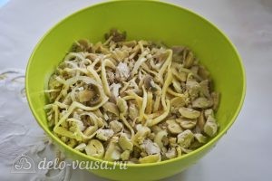 Салат с блинами и грибами: Смешиваем ингредиенты