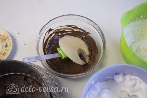 Сливочно-шоколадный торт: Смешиваем растопленный шоколад с желатином
