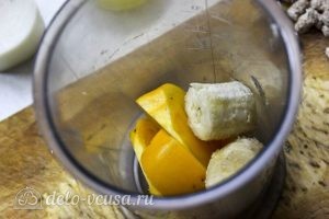 Смузи из хурмы: Перекладываем фрукты в блендер