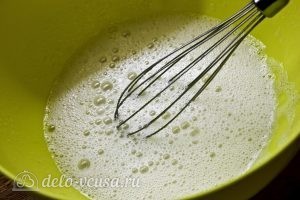 Творожный кекс с вишней: Взбить яйца с ванилином и сахаром